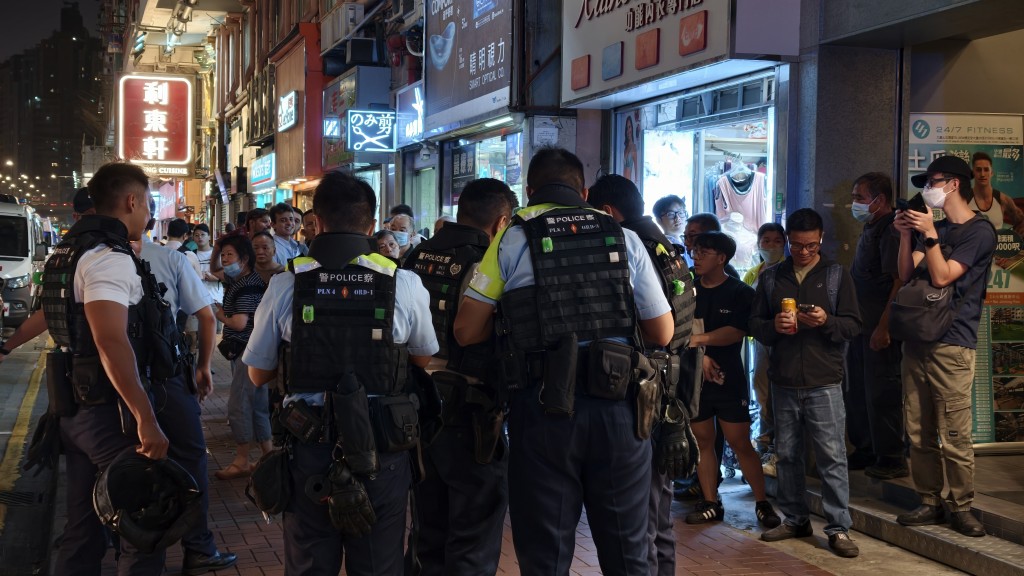 大批警員到場,其中有警員身穿防刺背心。黃文威攝 大批警員到場,其中有警員身穿防刺背心。黃文威攝