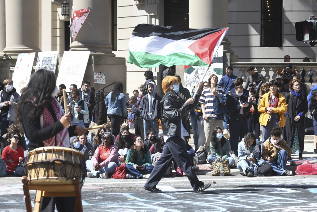 耶鲁大学有47名示威者被捕。美联社