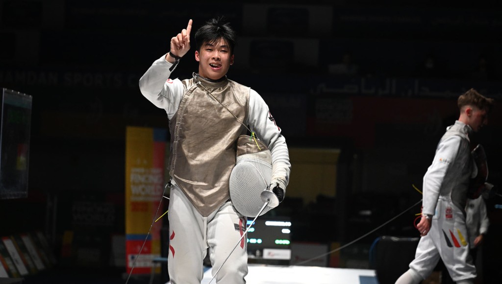决赛胜出后，郑铁男高举１字手势庆祝夺冠。国际剑联facebook图片