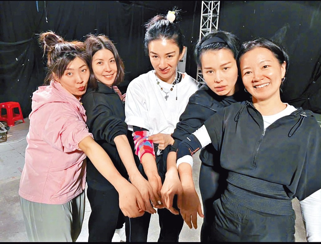 （左起）徐夢桃、許茹芸、黃奕、杏兒及柳翰雅齊晒出傷痕。