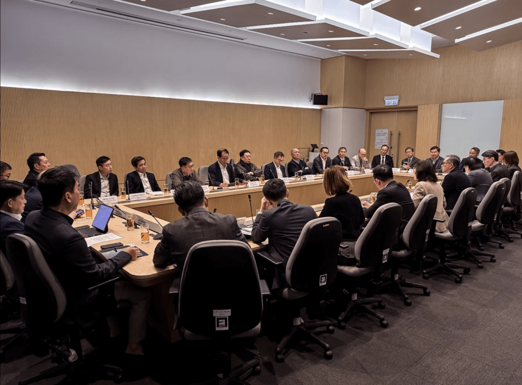 發展局局長甯漢豪昨日（9日）率領發展局團隊，與香港建造商會多名代表會面。