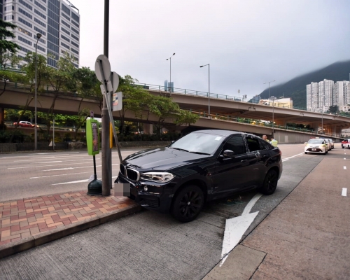 寶馬房車疑失控剷上路旁石壆。