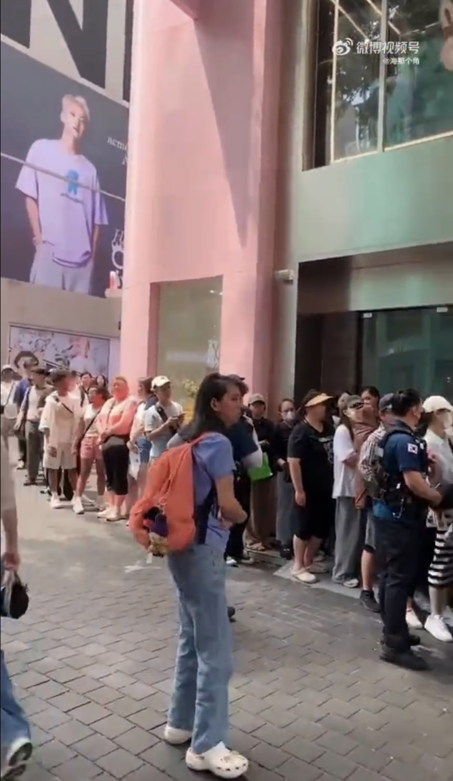 民眾排長龍等POP MART開門，據稱有人搭帳篷夜排。 微博