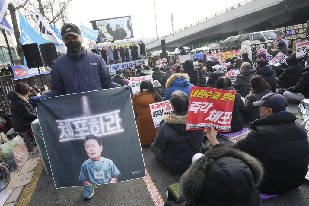 示威者要求逮捕尹錫悅。路透社