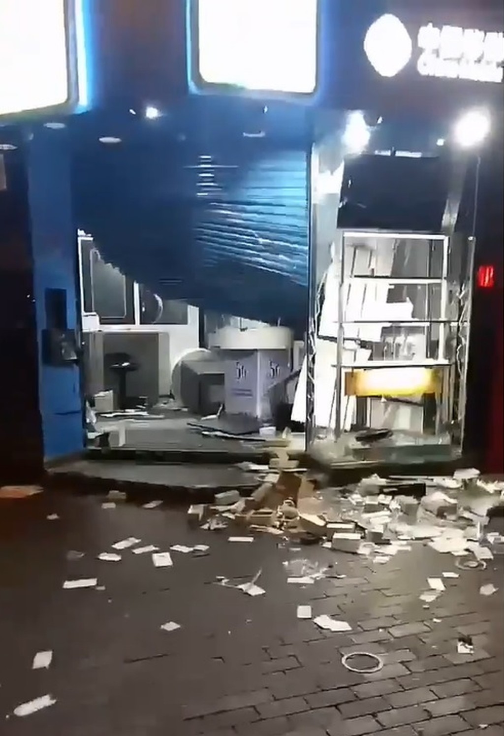 中国移动深水埗分店玻璃橱窗被人打破货物散满一地。
