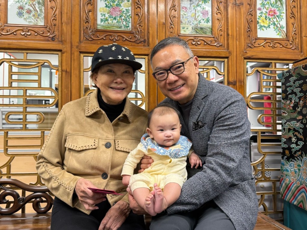 白韻琹與謝偉俊經常周圍去。 白韻琹與謝偉俊經常周圍去。