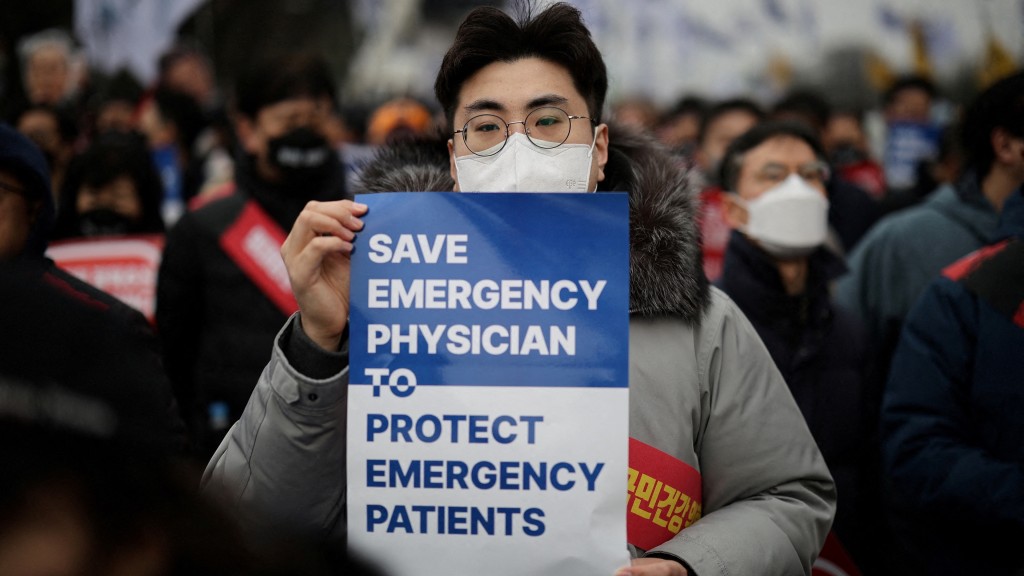 南韩医生3月3日在首尔集会，有医生指出「拯救急症医生」才能保护病人。 路透社