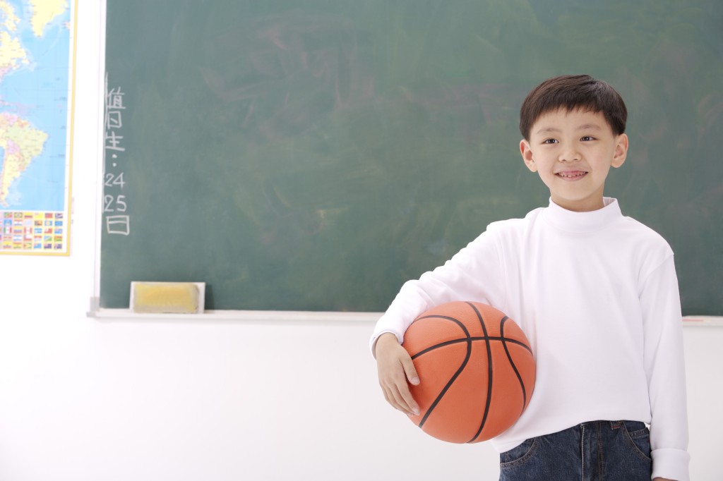大部分運動均需要用上平衡力，例如打籃球跳高後雙腳着地時，孩子需要平衡力才可站穩。