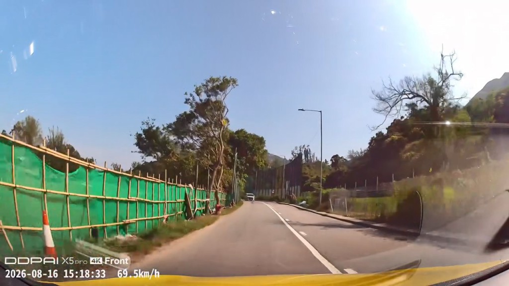 一輛掛有中港車牌的七人車於石澳道逆線行駛,幾乎與駛至的車輛迎頭相撞。fb「車camL」群組片段截圖 一輛掛有中港車牌的七人車於石澳道逆線行駛,幾乎與駛至的車輛迎頭相撞。fb「車camL」群組片段截圖
