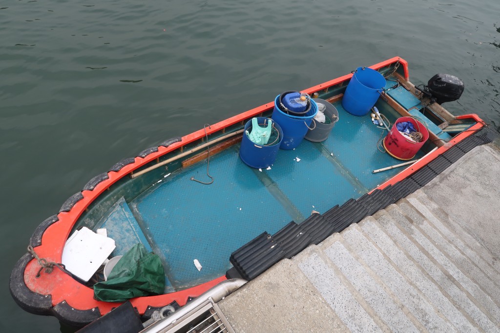 海關於流浮山對開海面截查一艘機動舢舨。