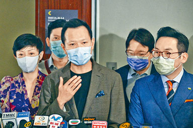 ■郭榮鏗（左二）揚言會上訴至終審法院。