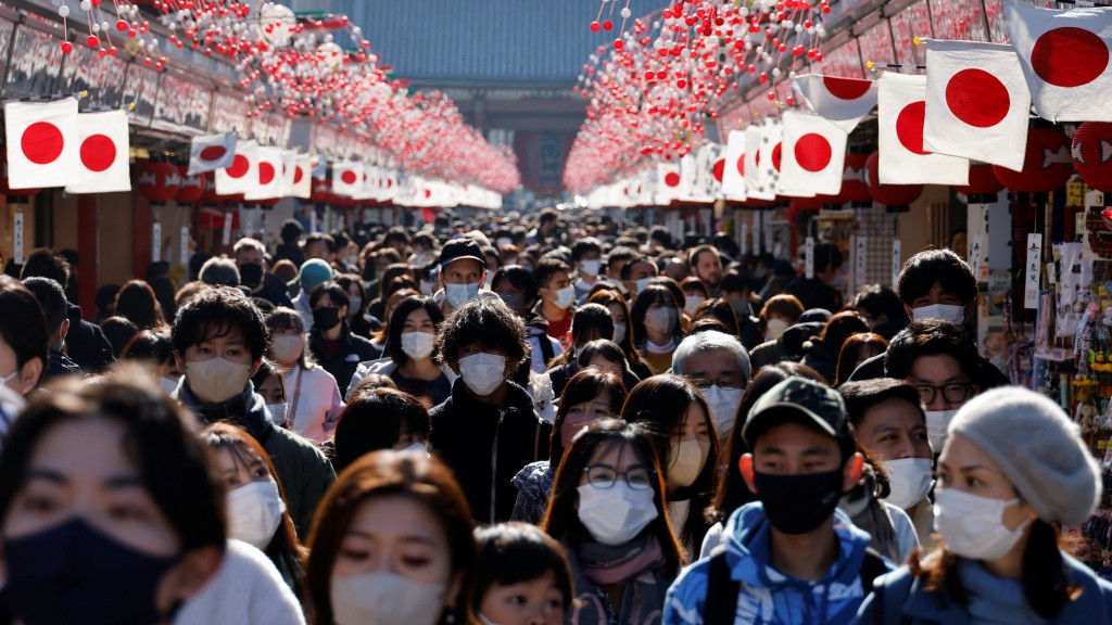 日第8波新冠疫情肆虐，1個多月逾萬人死。 路透社
