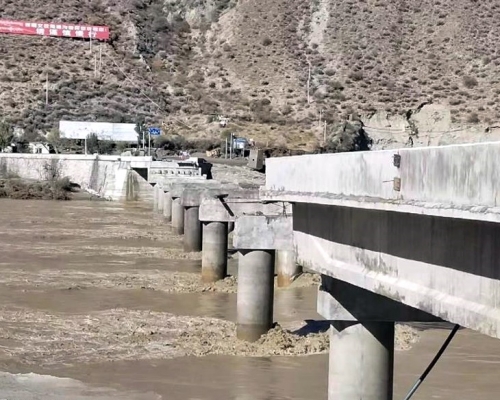 洪水沖毁大橋。網圖