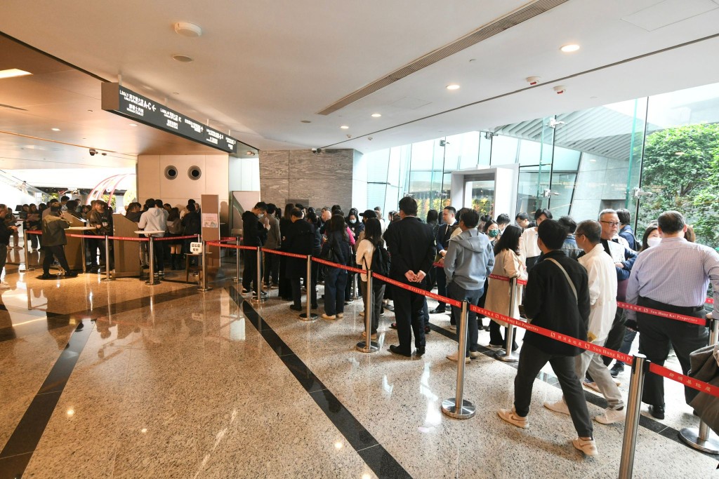 就現場所見，多組準買家按發展商指示分批到場，期間數度出現人龍，氣氛不俗。