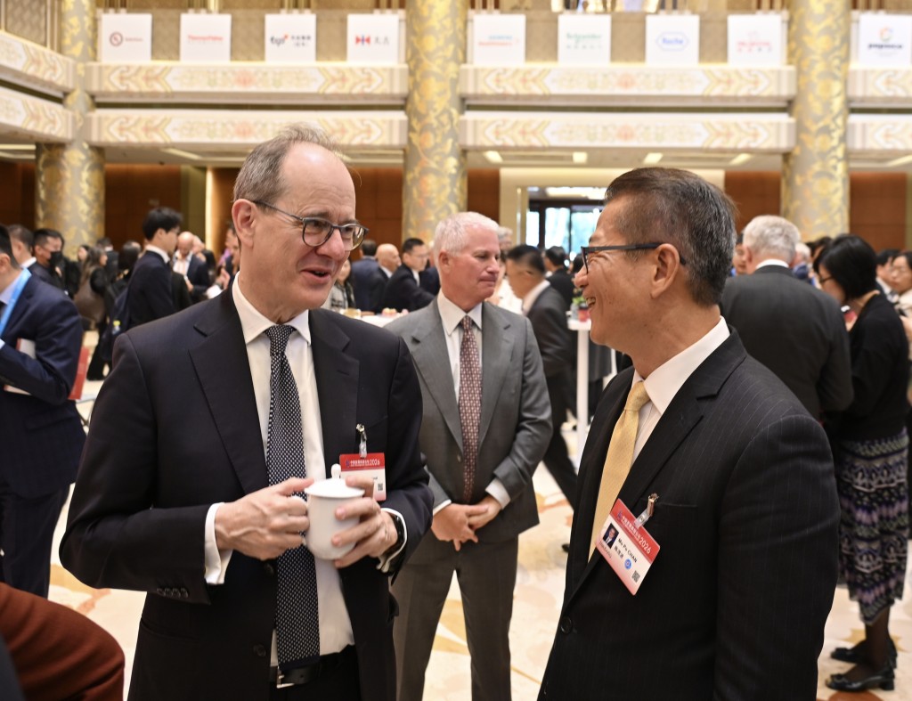 陳茂波（右）出席中國發展高層論壇2026，並與出席嘉賓交流。