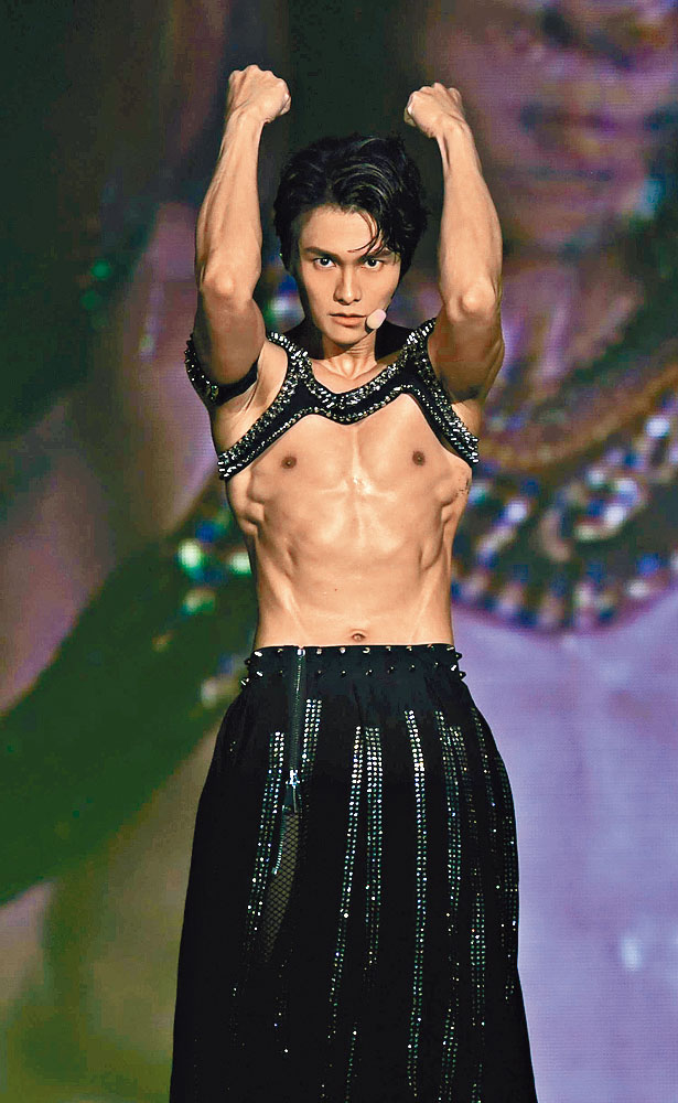 ■Hubert展現苦練多時的完美肌肉，令粉絲尖叫。