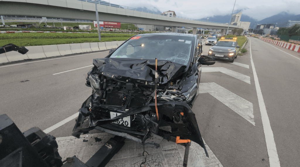 私家車亦車頭嚴重損毀,泵把脫落,車頭蓋彎曲。黎志偉攝 私家車亦車頭嚴重損毀,泵把脫落,車頭蓋彎曲。黎志偉攝