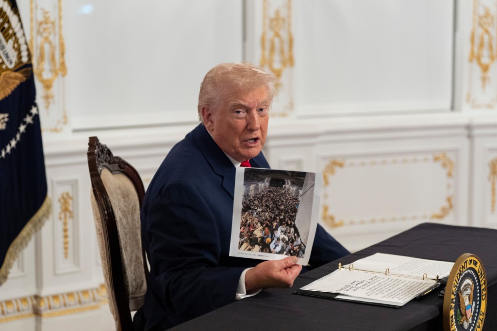 特朗普舉起一張照片時，大發雷霆。美聯社