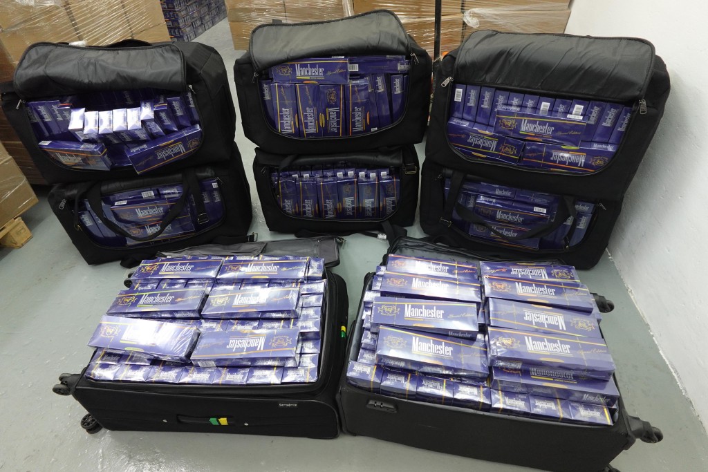 海關在葵涌一幢工廈搗破私煙貯存倉庫，共檢獲約224萬支私煙。海關圖片