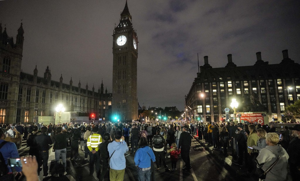 英國各地民眾在當地晚間8時默哀1分鐘，以悼念伊利沙伯二世。AP