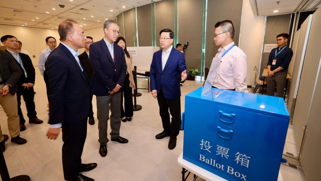 李家超視察投票站，確認明日各項安排已準備就緒。