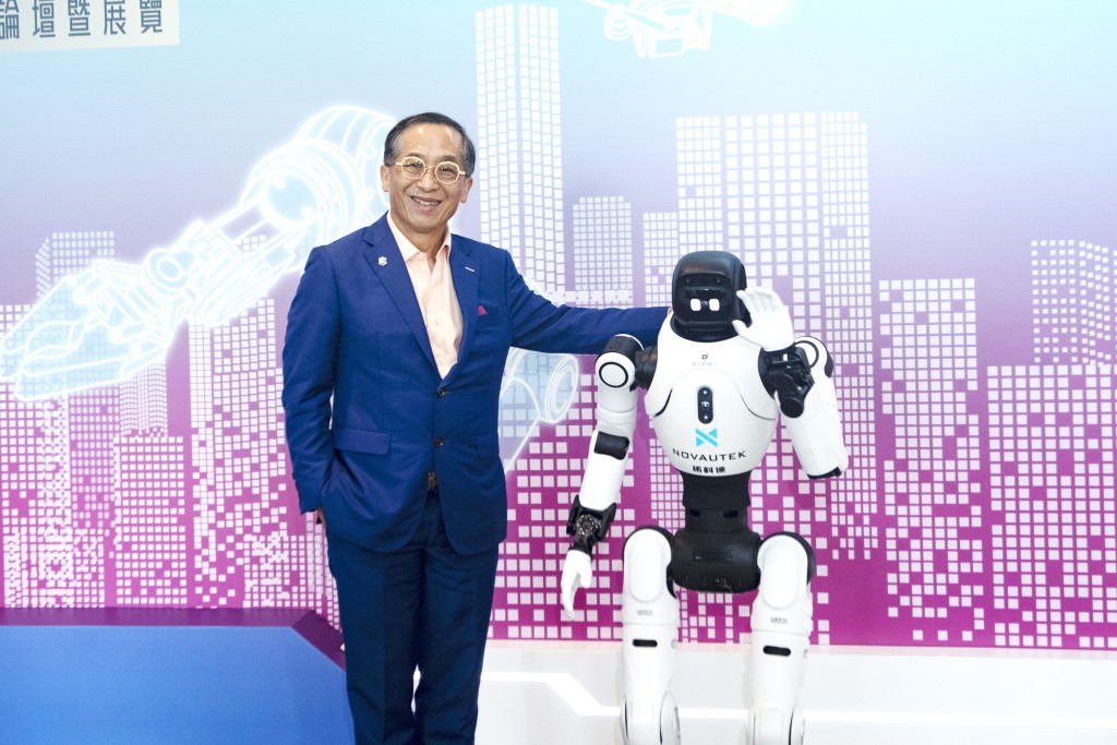 何安誠主席表示議會致力將智慧建造科技轉化為前線工友的福祉，例如議會自主研發的「安全AI助手」，為14萬工友築起安全防線。