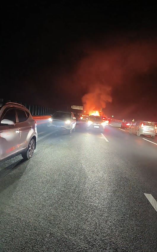 湖南運煙花貨車翻側起火，導致8車「串燒」2人受傷。