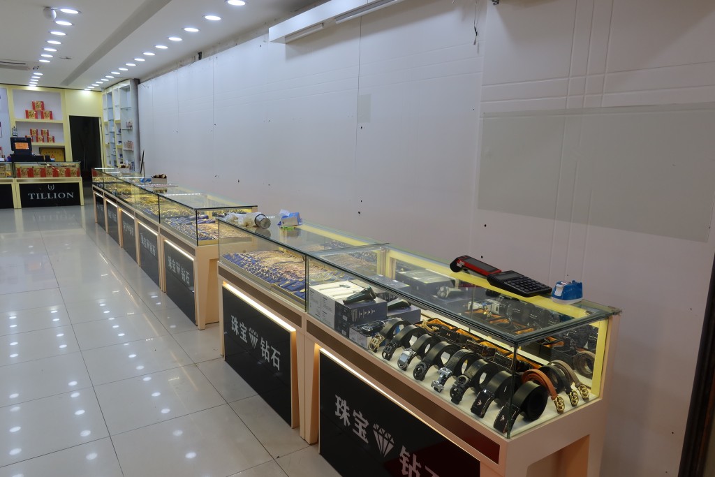 位於沙頭角中英街的涉案店舖。海關圖片