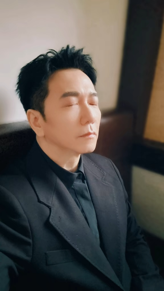 溫兆倫近日在抖音上載多張照片。 溫兆倫近日在抖音上載多張照片。