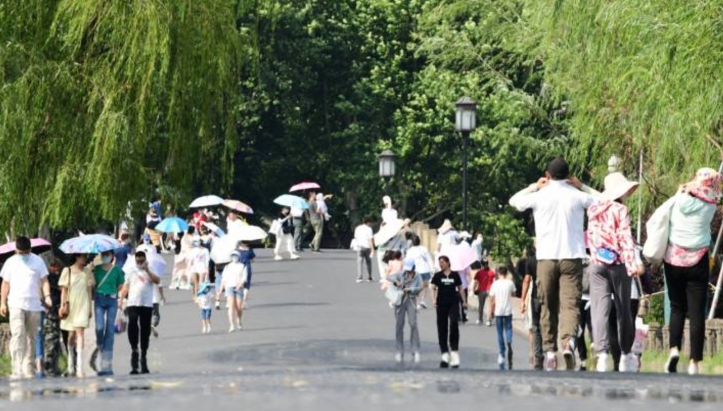 內地防疫措施解釋，大量市民參加旅行團。