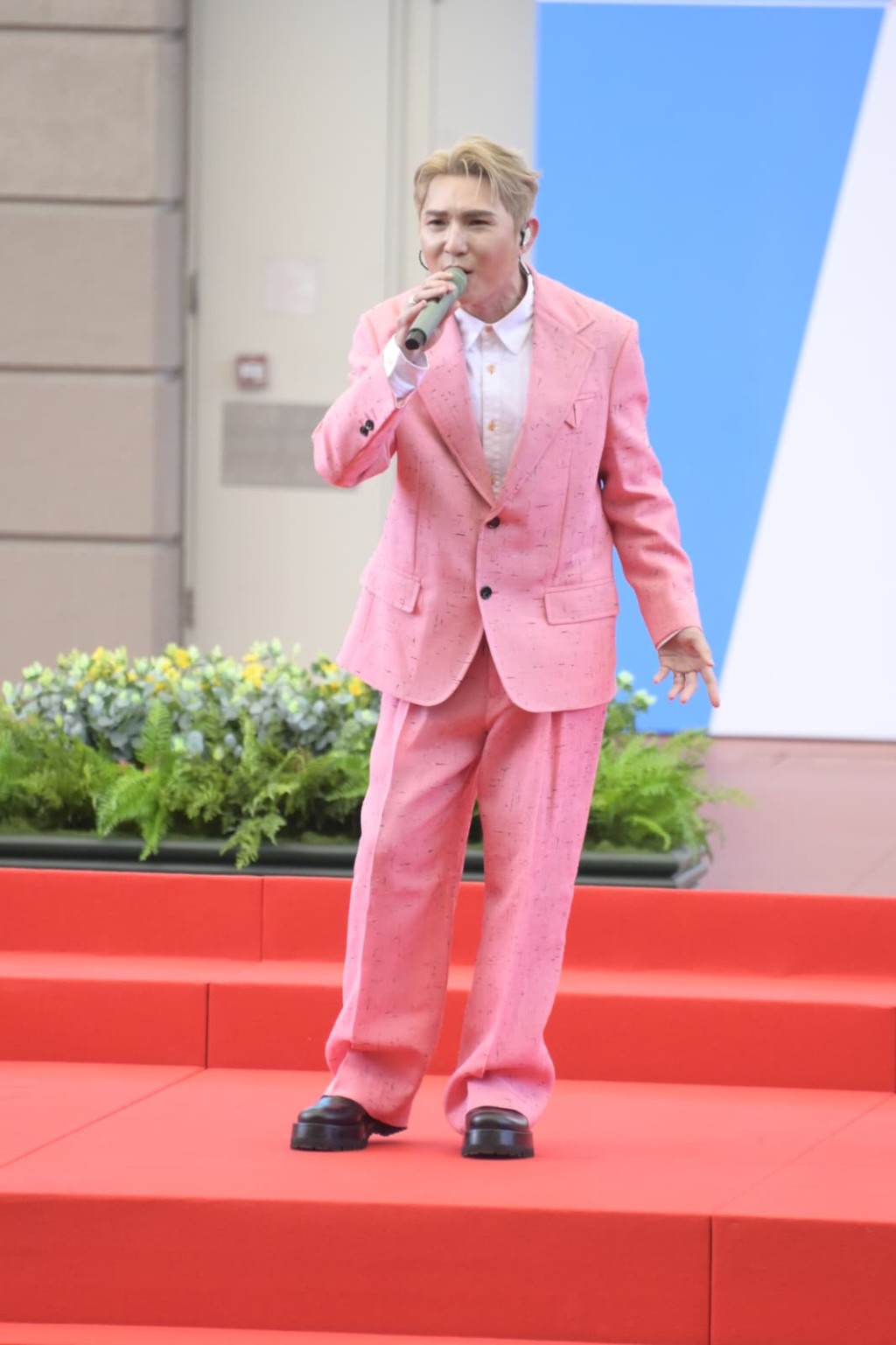 劉威煌今日帶埋太太陪開工，有畀貼士太太買馬，望她贏錢。 