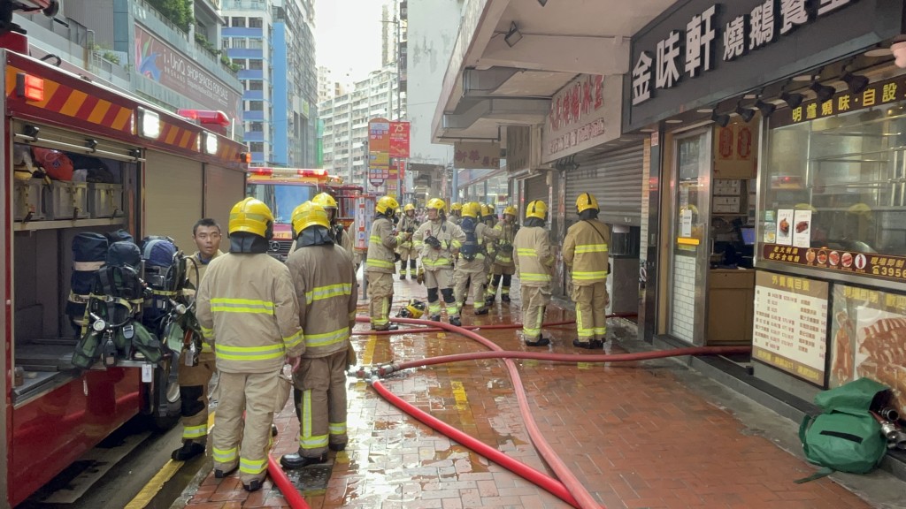 兩餸飯餐廳發生火警，消防同時借用鄰舖地方救火。楊偉亨攝