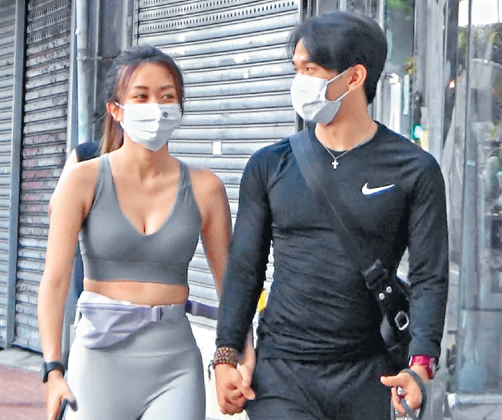 ■Andrew拖住身材Fit爆的Hailey去放狗。
