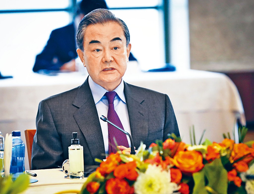 王毅与日本外相茂木敏充（下图）通电话。