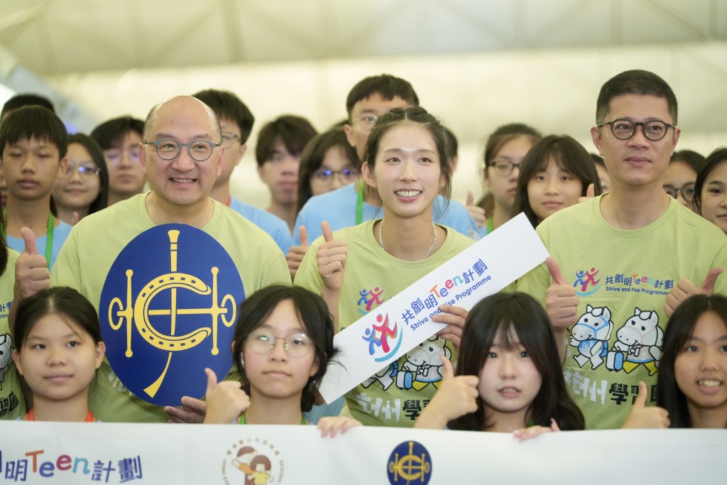 香港賽馬會公司事務執行總監譚志源與巴黎奧運女子重劍金牌得主江旻憓一同赴杭州參加活動。