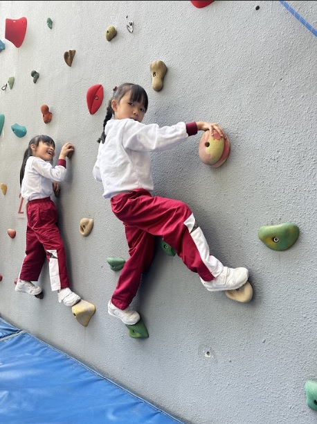 學生在體育課試做不同運動，攀石也是其中一個項目。（圖片來源：受訪學校提供）