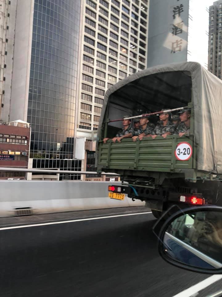 網民拍攝到解放軍軍車行走。突發事故報料區圖片