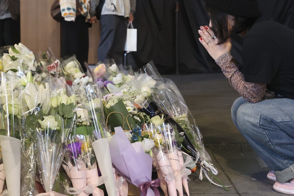 民眾自發到捷運中山站的案發現場獻花悼念。中央社