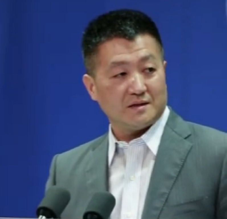 外交部發言人陸慷今日罕見不打領帶。網上圖片