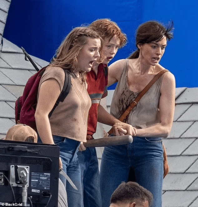 《Flowervale Street》故事設定在1980年代,一個家庭牽涉恐龍來襲危機中,Anne Hathaway(右)瘦到見骨。 《Flowervale Street》故事設定在1980年代,一個家庭牽涉恐龍來襲危機中,Anne Hathaway(右)瘦到見骨。