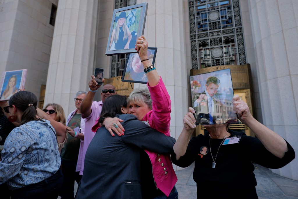 美社媒成瘾案裁决，法庭外状况。 路透社