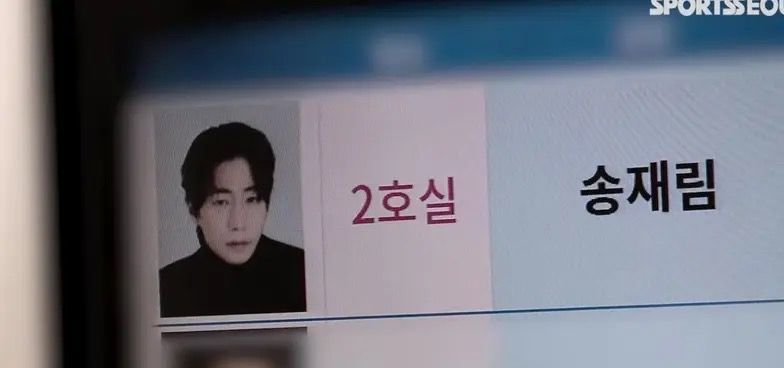 宋再臨靈堂設在汝矣島聖母殯儀館,遺照亦被曝光。 宋再臨靈堂設在汝矣島聖母殯儀館,遺照亦被曝光。