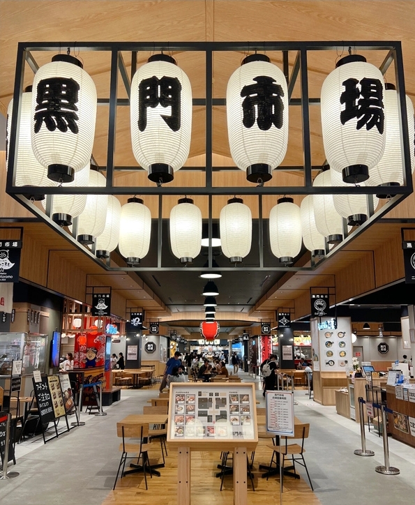 同樣景象也出現在Lalaport商場，商場內的「黑門市場」美食區，剛開幕時曾大排長龍，買一份海鮮動輒要等一小時。