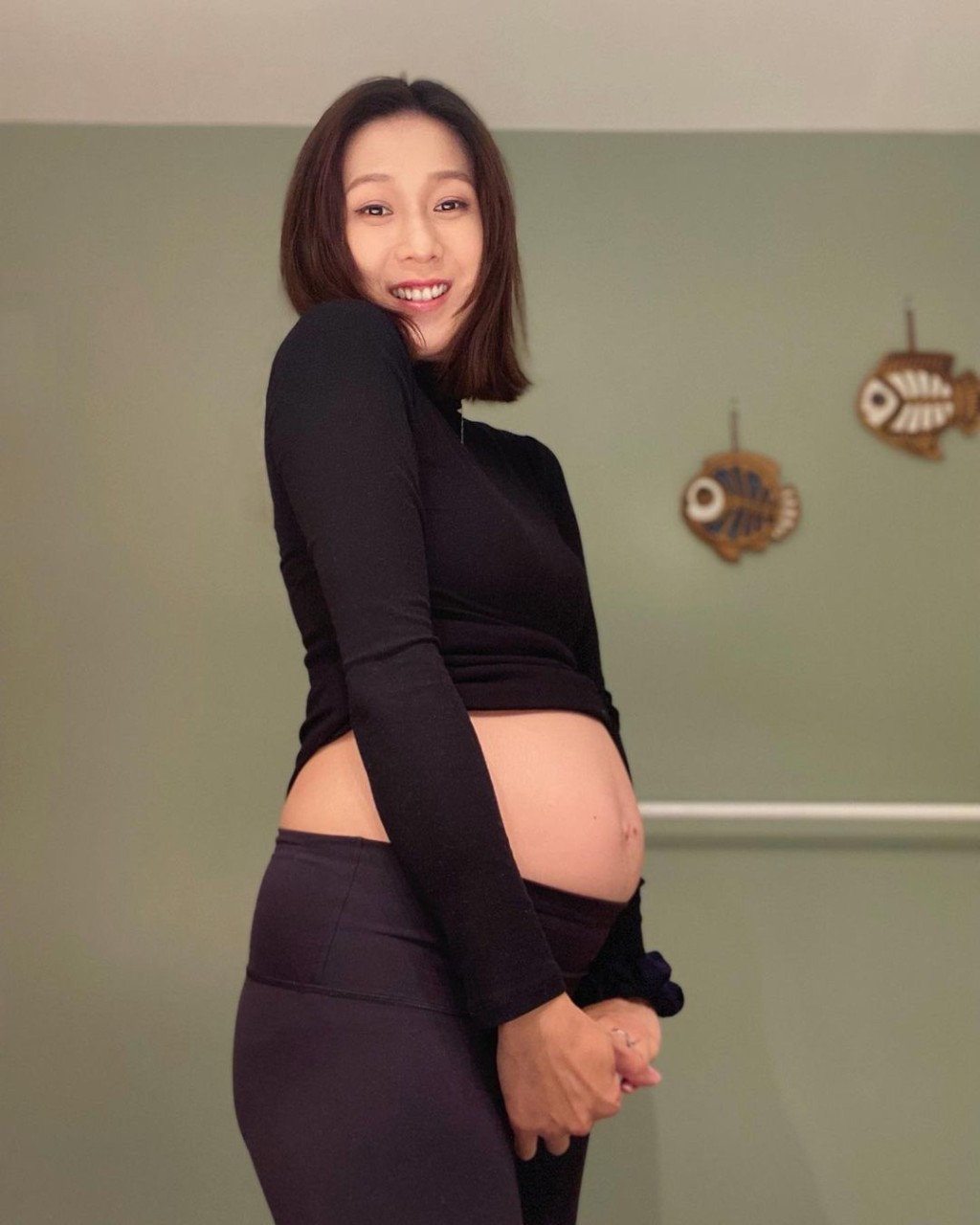 鍾嘉欣懷孕5個月，個肚真係好大呀！