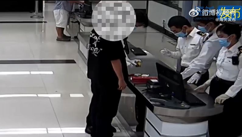 男子入境深圳神色緊張被海關人員截查。