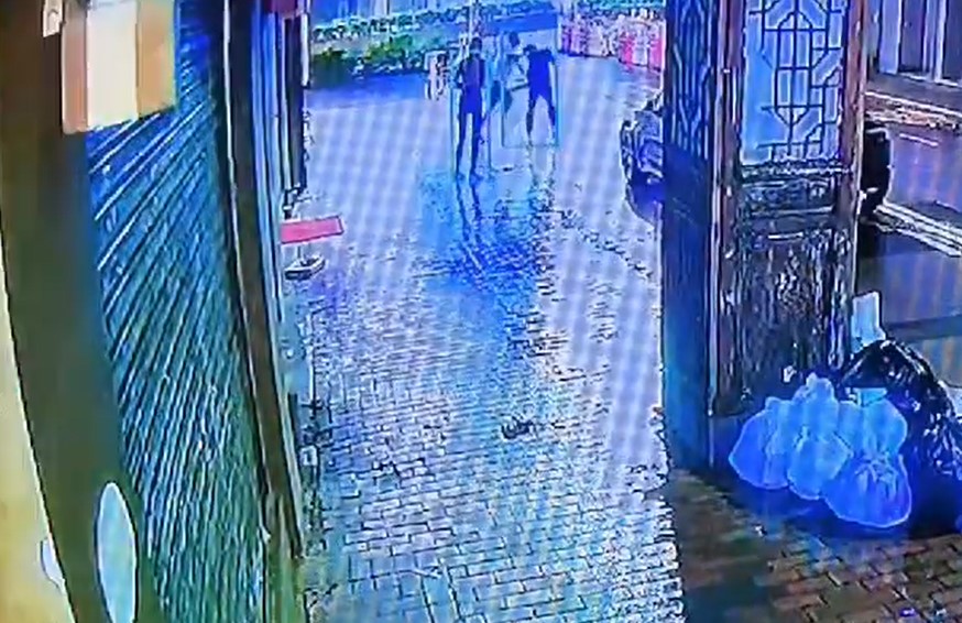被告手持鐵錘不停向彭男頭部揮擊逾10次。 被告手持鐵錘不停向彭男頭部揮擊逾10次。