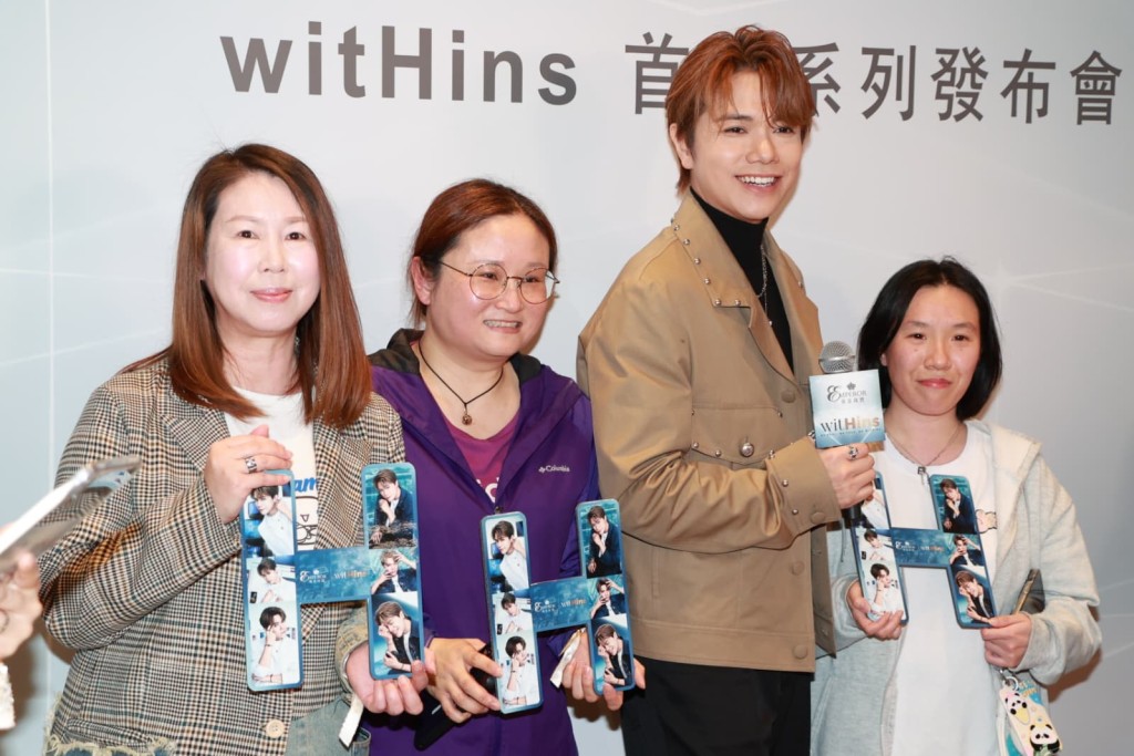 軒仔選上3位粉絲,為她們試戴首飾。 軒仔選上3位粉絲,為她們試戴首飾。