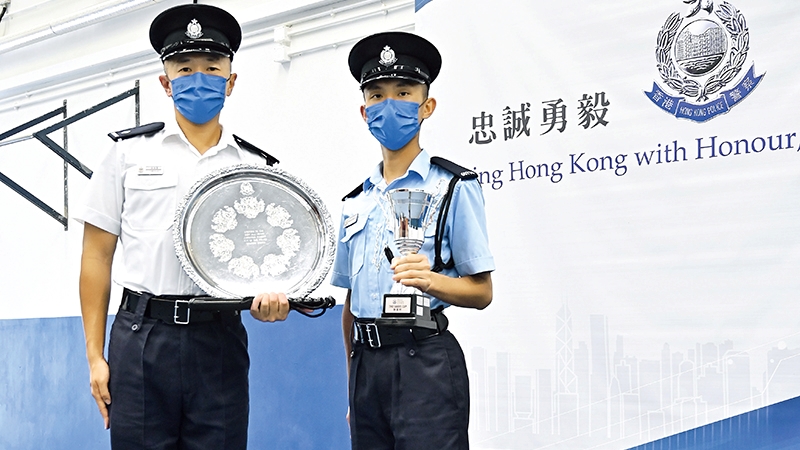 李均男（右）獲薛富盃、銀笛及警務處處長學業成績優異證書。