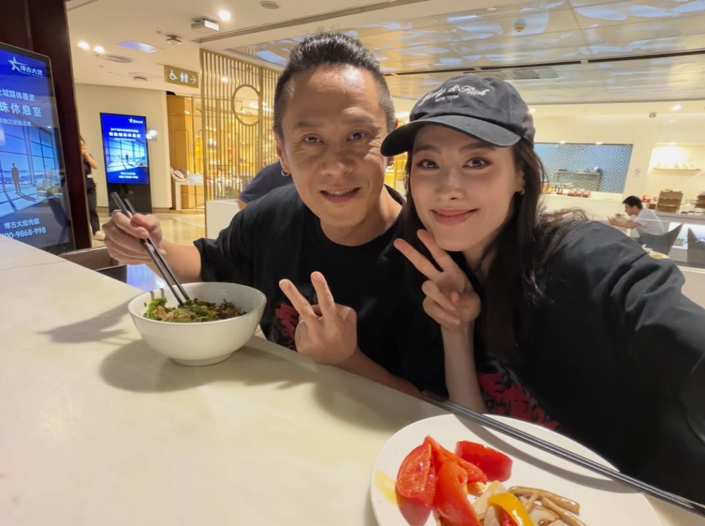梁洛施與男友馬浴柯在機場餐廳醫肚，情侶檔全程形影不離。