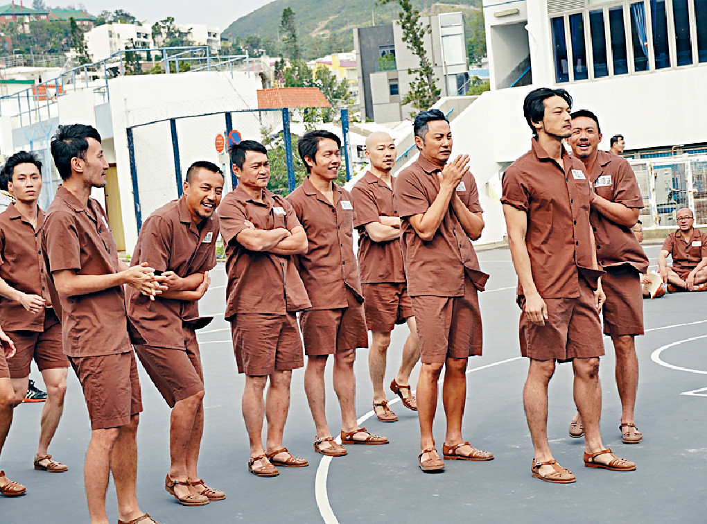 ■其中有場重頭戲喺赤柱海邊操場拍攝，當天寒流到港，着住短衫短褲囚衣嘅演員凍到震。